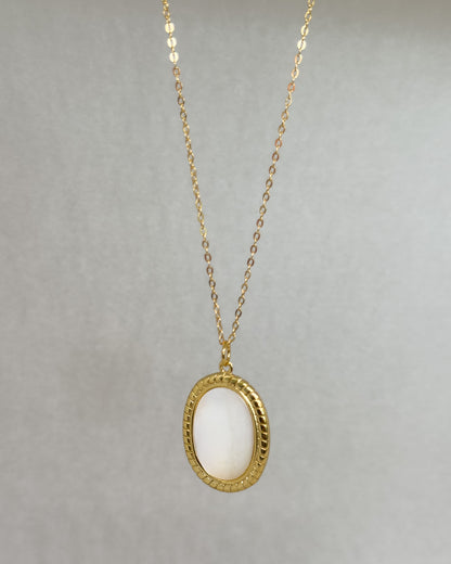 Vintage Natural Shell 18K Gold Necklace
