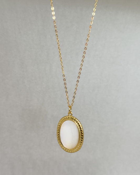 Vintage Natural Shell 18K Gold Necklace