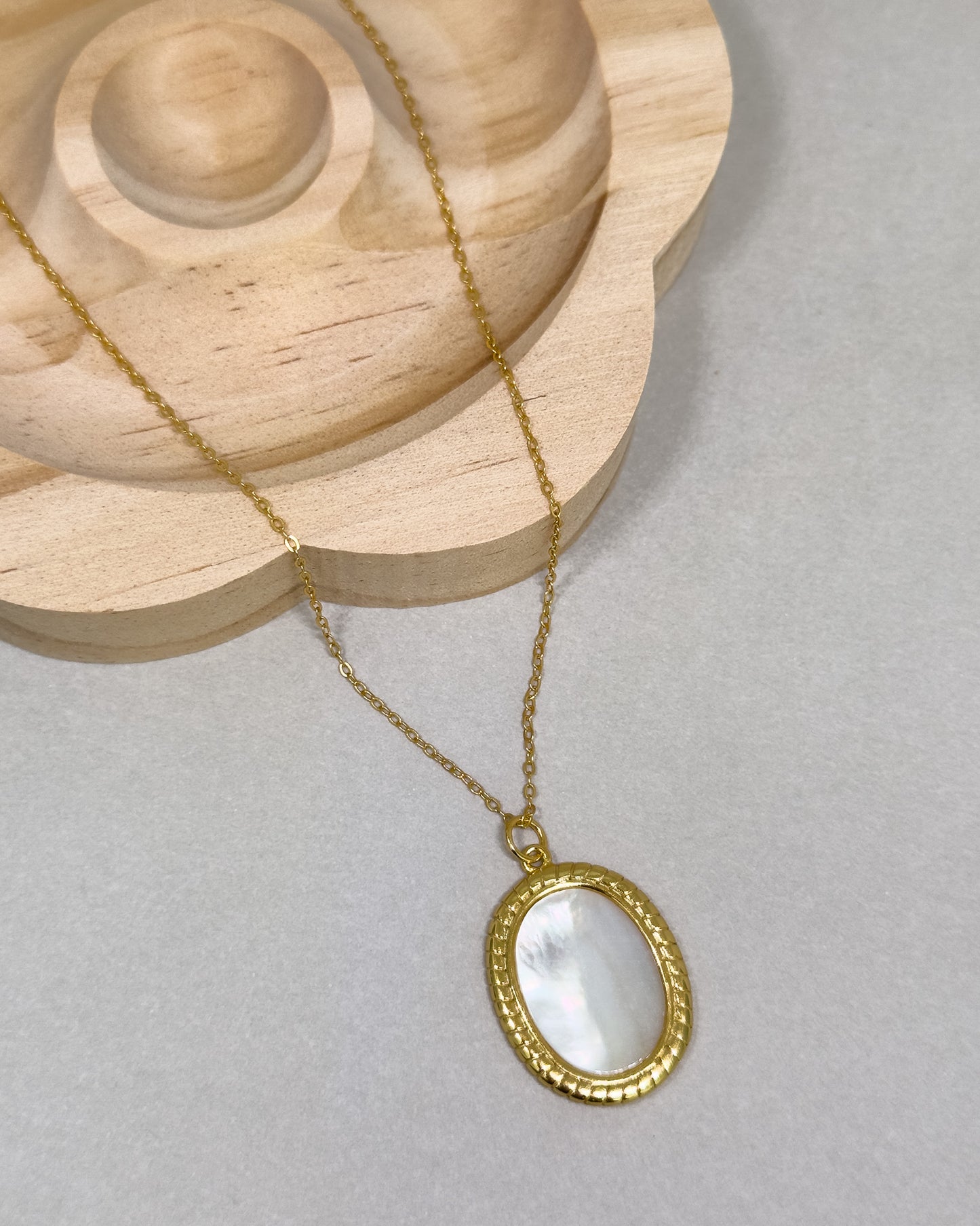 Vintage Natural Shell 18K Gold Necklace