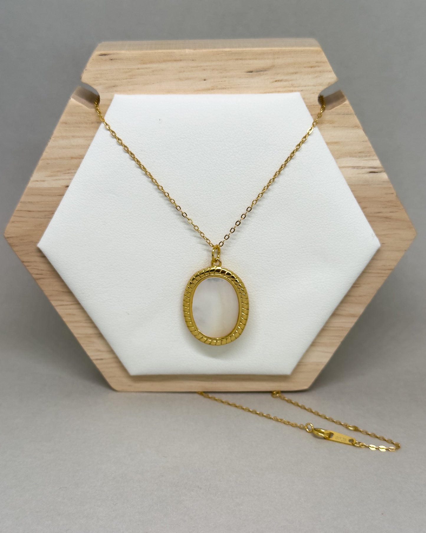 Vintage Natural Shell 18K Gold Necklace