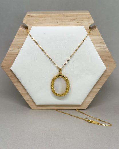 Vintage Natural Shell 18K Gold Necklace