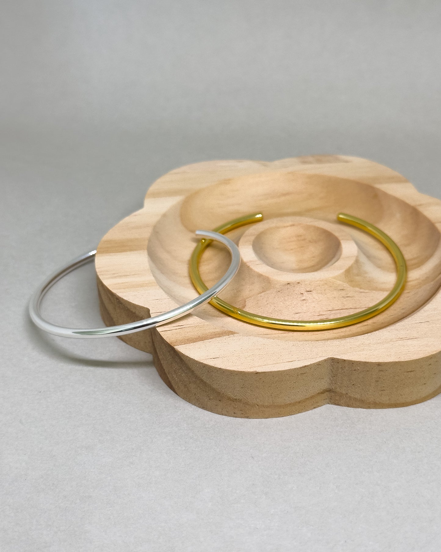 Sora Simple Minimalist Bangle