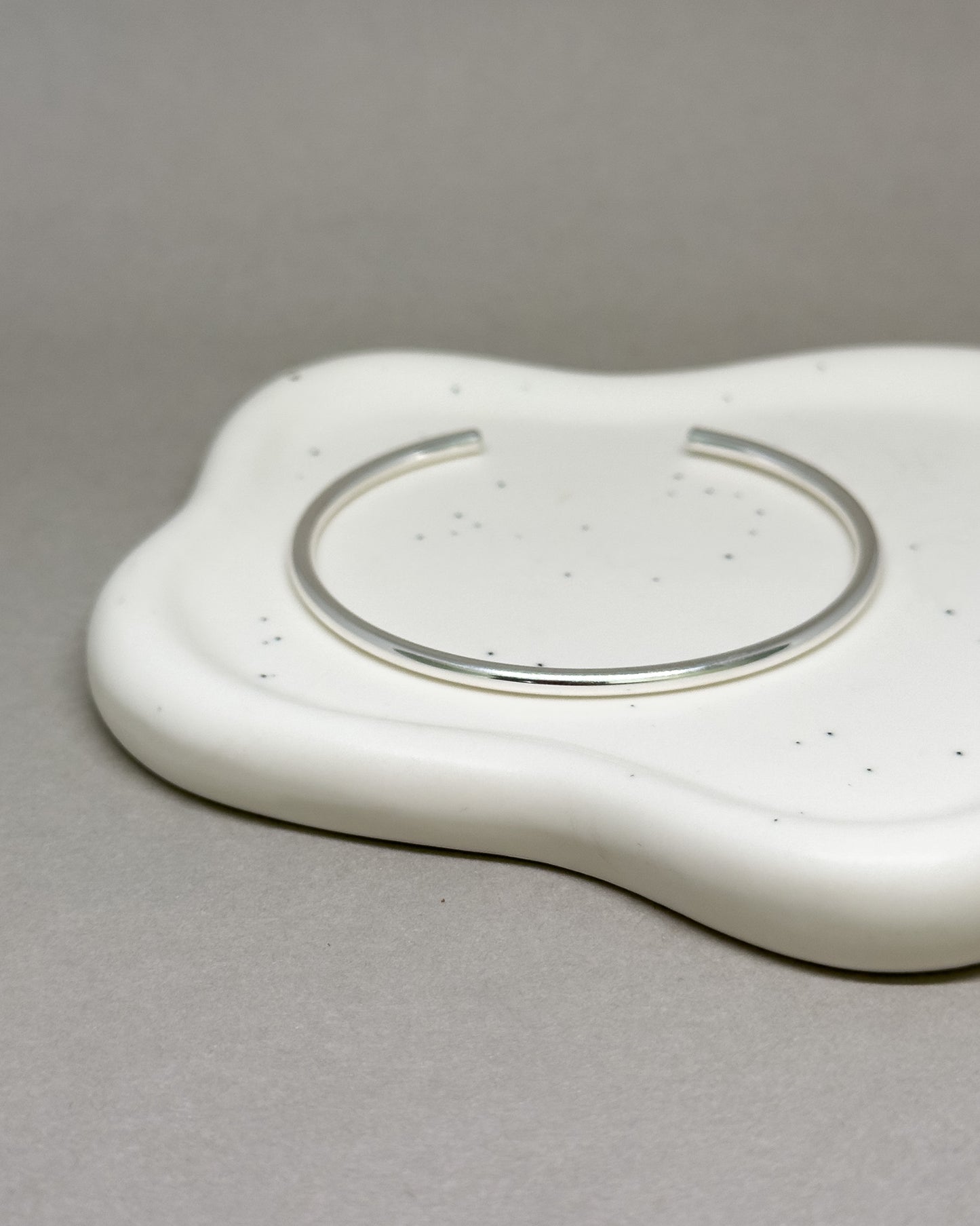 Sora Simple Minimalist Bangle