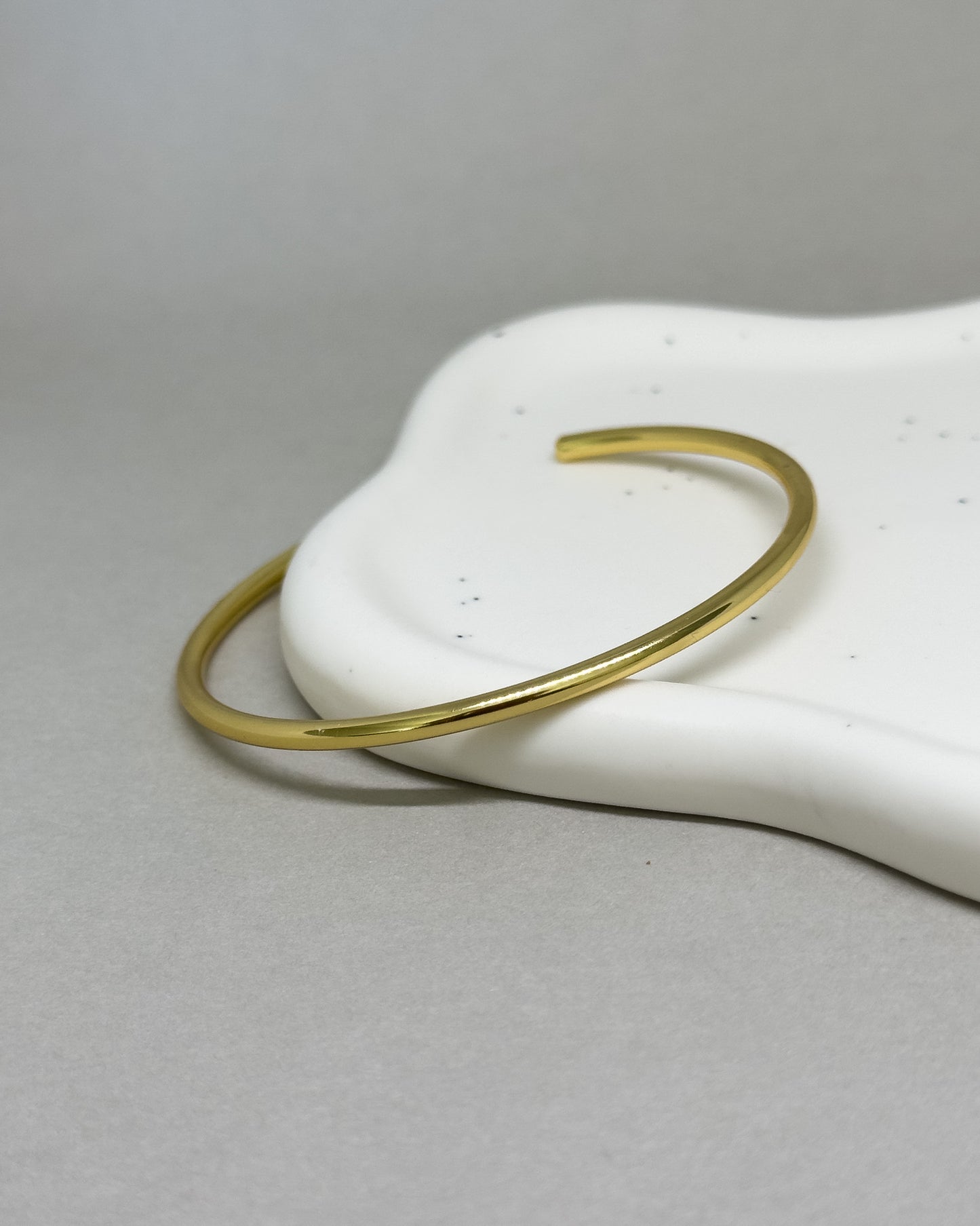 Sora Simple Minimalist Bangle